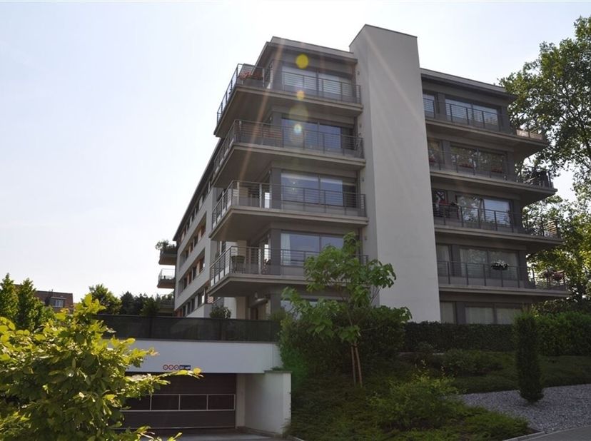 Dicht bij alle voorzieningen en met een groene ligging, mooie flat van 116 m² in 2006, lichte woonka
