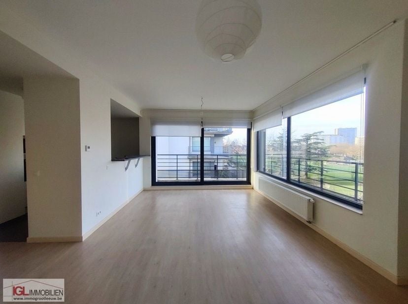 Immo Groot Leeuw presenteert dit ruime 3-kamerappartement in het bruisende Anderlecht. Het apparteme