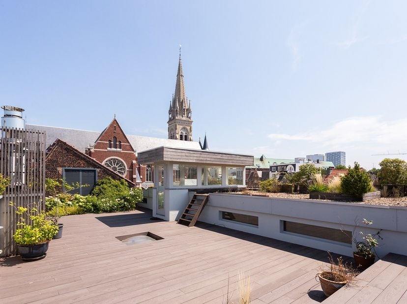 Op de derde verdieping van dit iconische gebouw bevindt zich dit royale penthouse.
Naast de unieke s