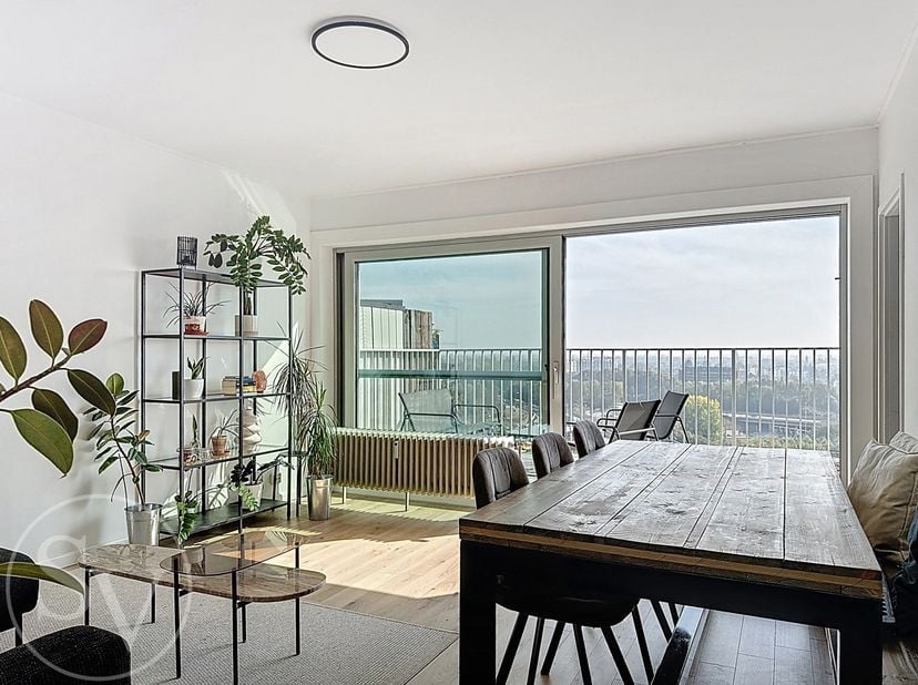 Gezellig dakappartement met groot terras en weids uitzicht.

Geweldig, semi bemeubeld appartementje