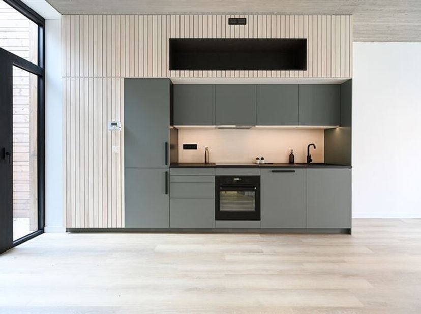 Stijlvol gelijkvloers appartement met 1 slaapkamer.
Er is een lichte leefruimte met volledig ingeric