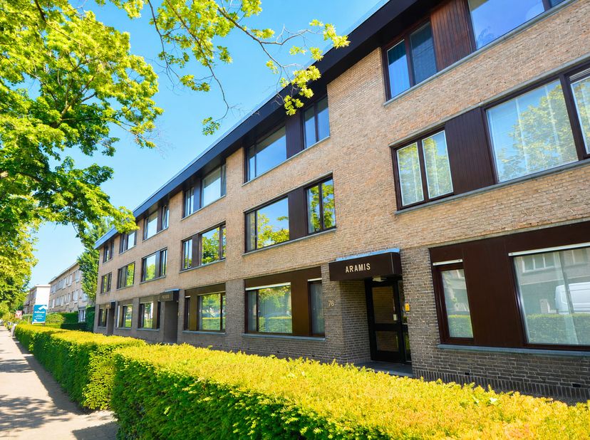 Ruim appartement op de 2de verdieping (zonder lift) met 2 slaapkamers, terras en garagebox op een go