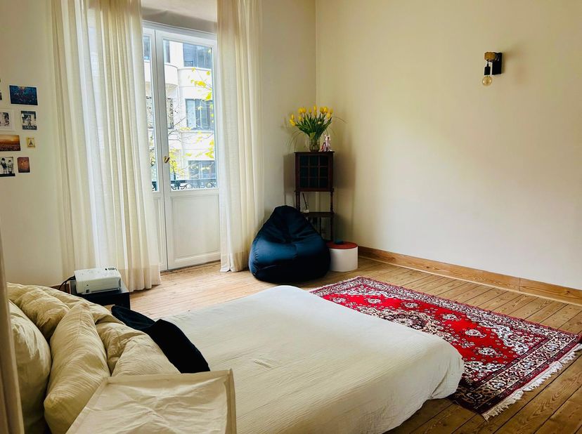 CHÂTELAIN / BASCULE: In een karakteristiek gebouw, mooie studio (geen aparte slaapkamer). Hal, inger