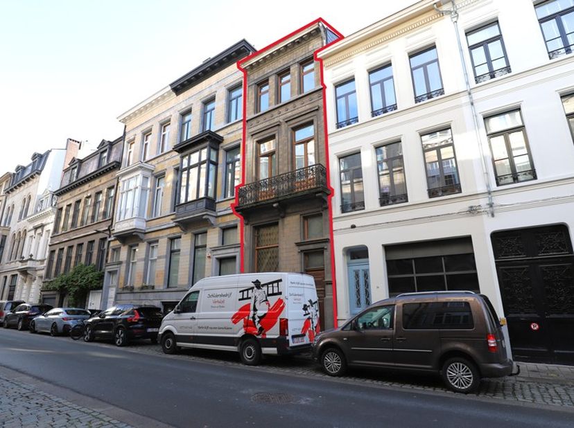 Karaktervolle -en recentelijk gerenoveerde woning met 4 slaapkamers, grote tuin en veelzijdige moge