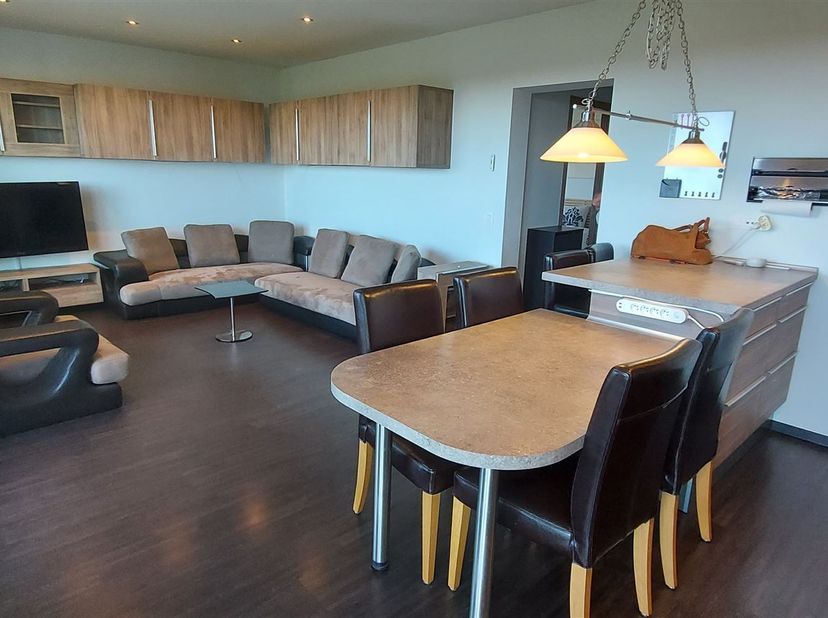 Gemeubeld gerenoveerd appartement op de 11° verd. (met lift) met volgende indeling: inkomhal met ves