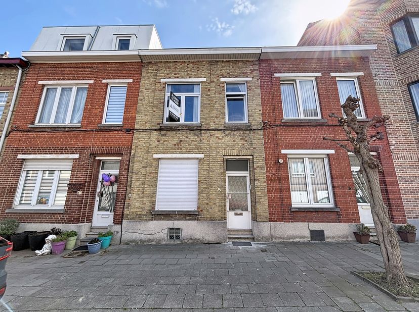 NDERLECHT - REF: 7675334 - EENGEZINSWONING MET 4 SLAAPKAMERS EN EEN BINNENPLAATS! 
Gelegen in een va