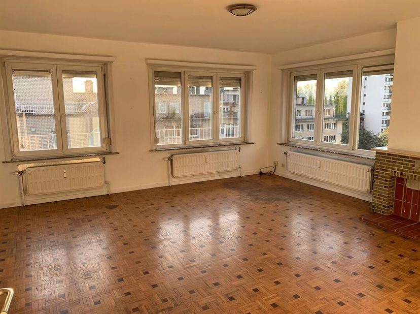 Immo Leolux biedt dit prachtig gelegen penthouse aan met ruimte terras te Sint-Agatha-Berchem.
Op de