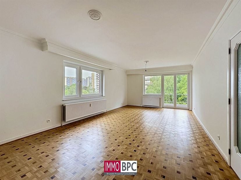 Dit prachtige gerenoveerde appartement van 110 m² ligt aan de gezellige Avenue de la Réforme in Gans