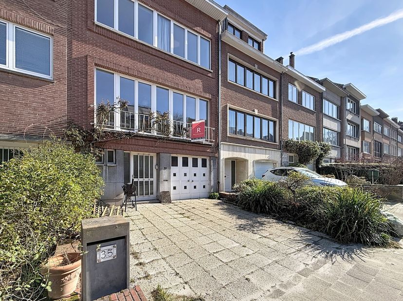 Ideaal gelegen in de gegeerde Pagodenwijk in Laken, biedt deze ruime bel-etagewoning een perfecte co