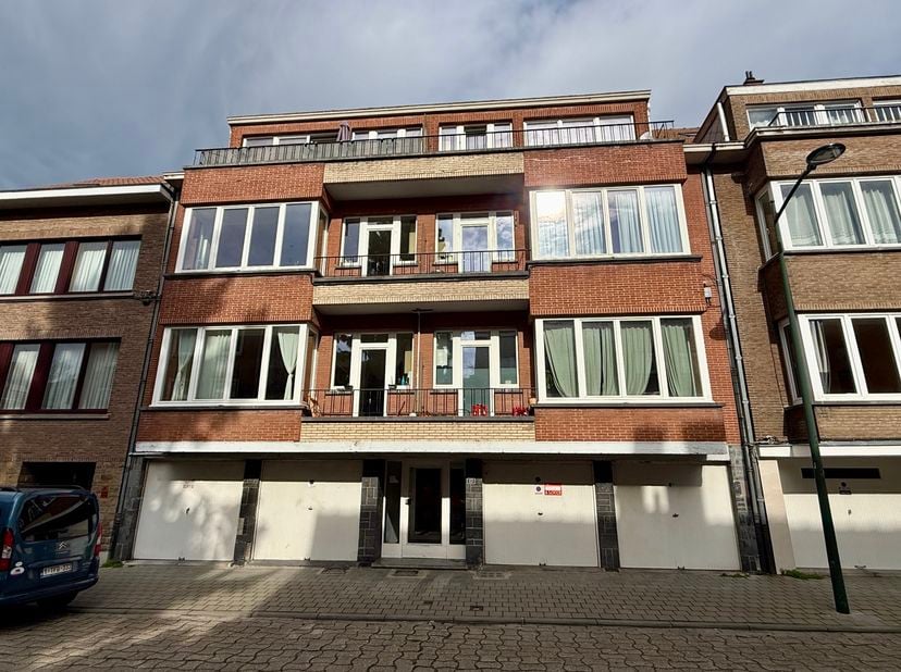 Unieke kans in een gegeer de gemeente. Dit prachtig gemeubeld gelijkvloers appartement onderscheidt