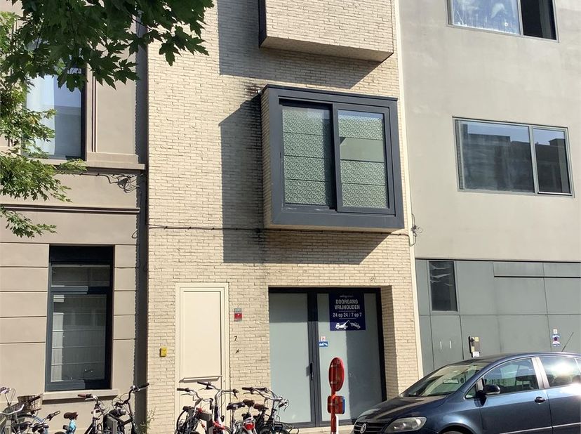 Ruime bel-etage woning gelegen in de duboisstraat (zijstraat italielei) te Antwerpen.

Enkel te huur