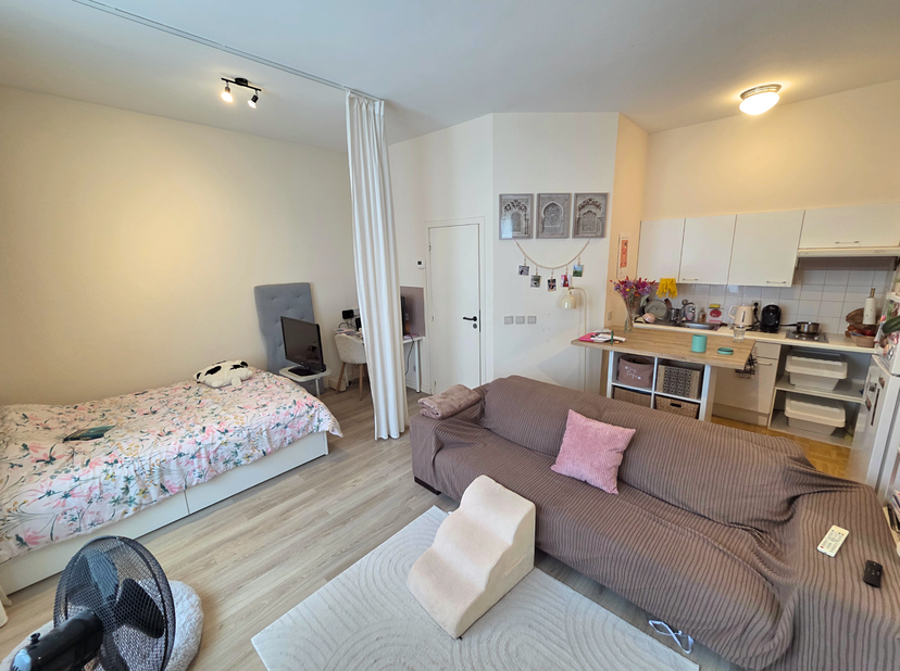Appartement studio au 4e étage, semi- meublé (canapé, armoire) comprenant hall d’entrée, espace de r