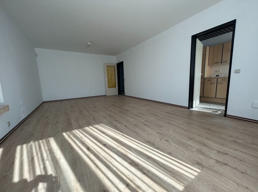 Gelijkvloersappartement met 2 slaapkamers en terrasje in wijk Groenenhoek. Inkomhal met ingemaakte k