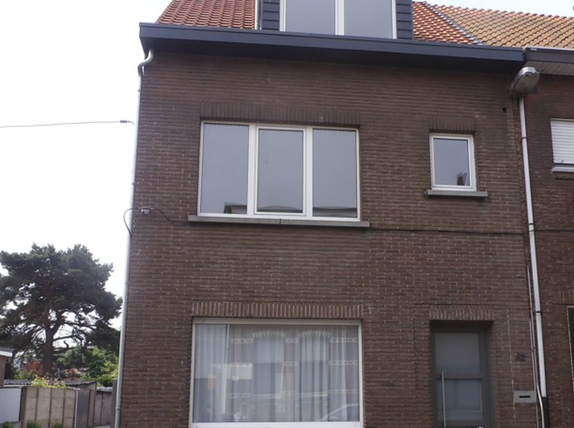 Halfopen bebouwing met terras en garage, gelegen nabij het groene hart van Merksem. Park, bib, zwemb