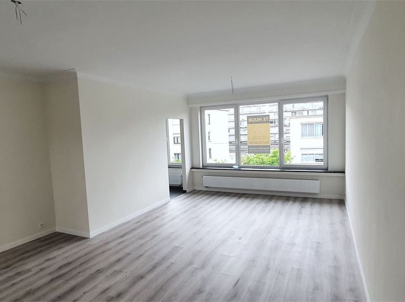 VRIJ: onmiddelijk
Volledig gerenoveerd appartement te Merksem op de eerste verdieping.
Telefonische
