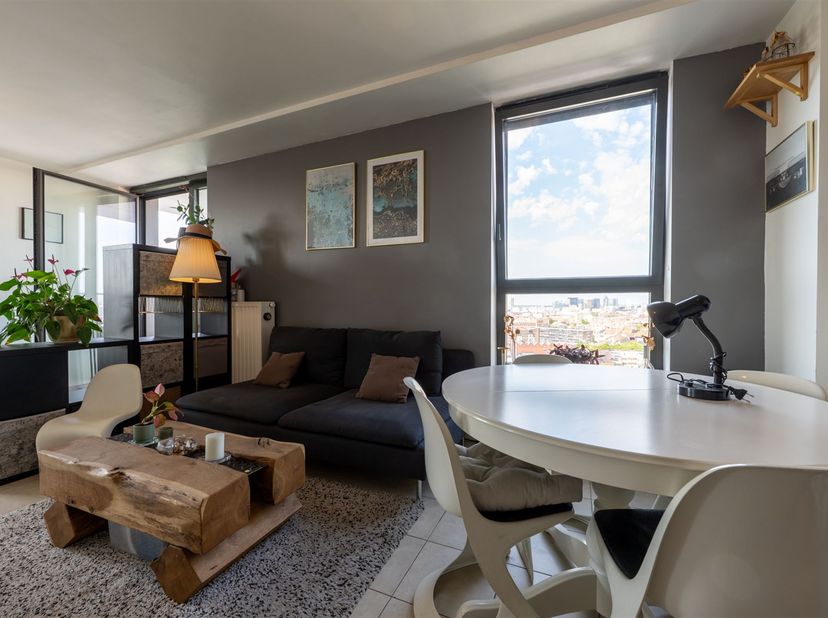 Dit volledig gemeubelde appartement op de 13e verdieping combineert comfort met een uitzonderlijk pa