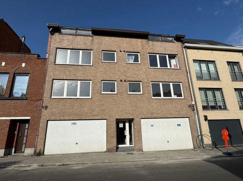 Immo Pické biedt U dit aangename appartement aan, volledig gerenoveerd in 2025, rustig gelegen in ee