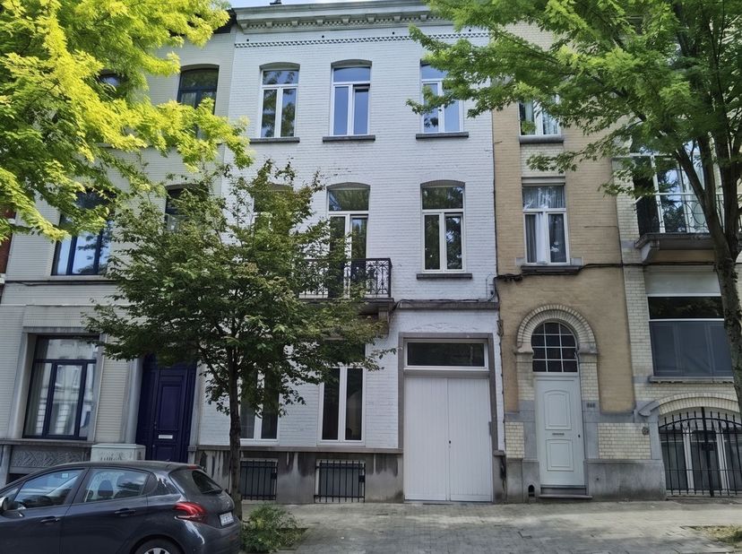 Tussen Place Dailly en Parc Josaphat, in een charmant Brussels herenhuis dat is opgedeeld in drie ap
