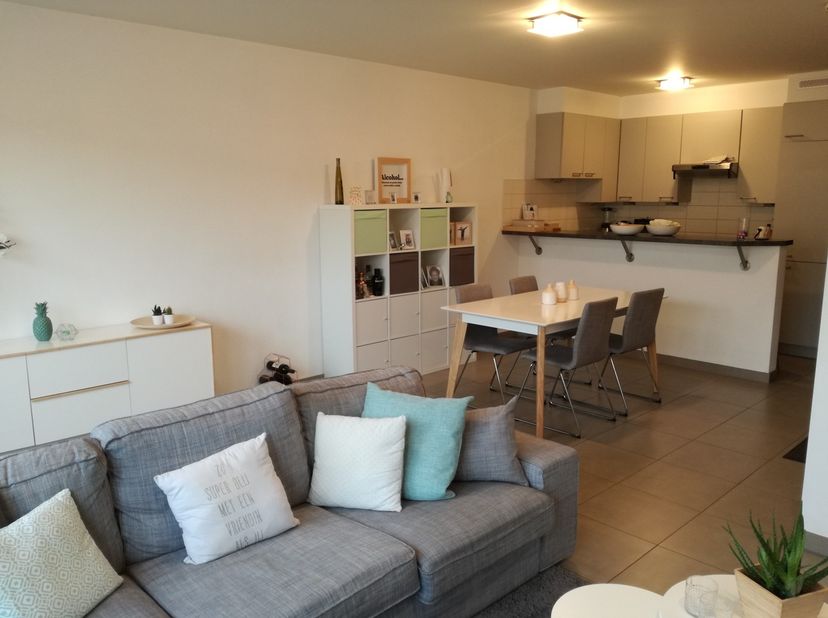 - Gelegen in recent gebouw van 3 appartementen
- Op wandelafstand van winkels en bushalte
- Mooie li