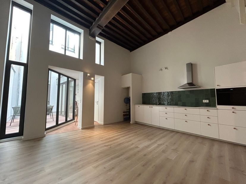 Charmante en stijlvol gerenoveerde woning te huur in hartje Antwerpen – ideaal voor co-housing
In he