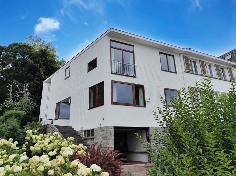 Gelegen in Sint-Pieters-Woluwe (1150), in het gegeerde Chant d’Oiseau-kwartier, prachtige villa met