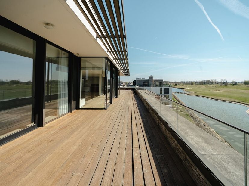 Gelegen aan de rand van de Golfbaan van Sterrebeek, met panoramisch uitzicht op de baan, lichte penthouse met 3 slaapkamers van ± 258 m² bruto en grot