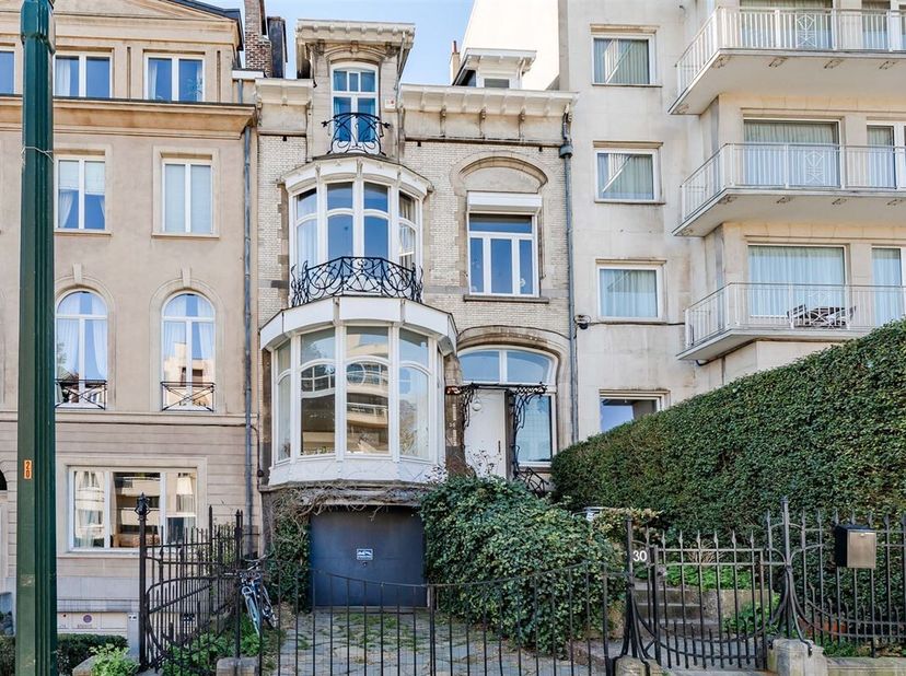 AU JARDIN DU ROI Superbe maison ART NOUVEAU 1900 conçue par l&#039;architecte Ernest BLEROT +/- 430 m² agrémenté à l&#039;entrée de frises , de fenêtres à vitra