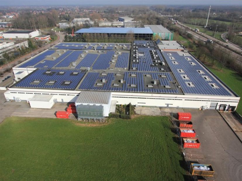 Magazijnen 786m² + kantoor 471,5m² te huur in Turnhout.in groot hallencomplex in Turnhout. Het complex is gunstig gelegen op 1,5 km van oprit 24 van E