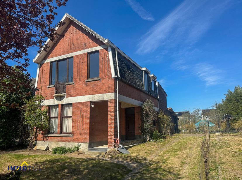 Charmante open bebouwing met authentieke elementen en renovatiepotentieel!&lt;br /&gt;
Deze te renoveren karaktervolle open bebouwing, gelegen nabij het cen
