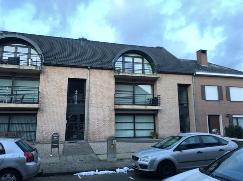 Dit net appartement is gelegen in een rustige straat in Aalst en is vrij vanaf 01/09/2025. &lt;br /&gt;
Het appartement omvat: inkomhal, ruime woonkamer met