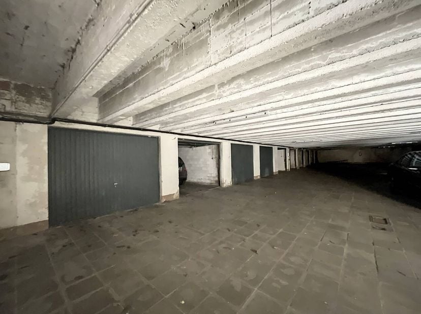 Wij hebben het genoegen u de verhuur aan te bieden van een ondergrondse garagebox in de Avenue Churchill, in het hart van Brussel. Deze beveiligde loc