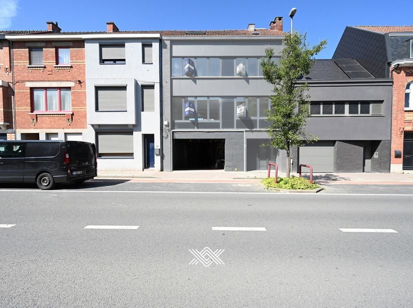 Dit ruim en kwalitatief afgewerkt tweeslaapkamerappartement met een bewoonbare oppervlakte van ca. 130 m² is gelegen in de Guido Gezellelaan op de twe