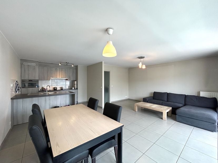 Nabij het centrum van Roeselare, vinden we dit recent appartement.&lt;br /&gt;
De kleuter- en lagere school, bakkerij, buurtwinkel, grootwarenhuizen, sportc
