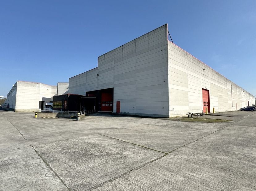 6.940m² d&#039;entrepôt avec 240m² de bureaux (divisible à partir de 864m² d&#039;entrepôt)&lt;br /&gt;
Emplacement: à proximité de la sortie 9 Mechelen-Noord de l&#039;E1