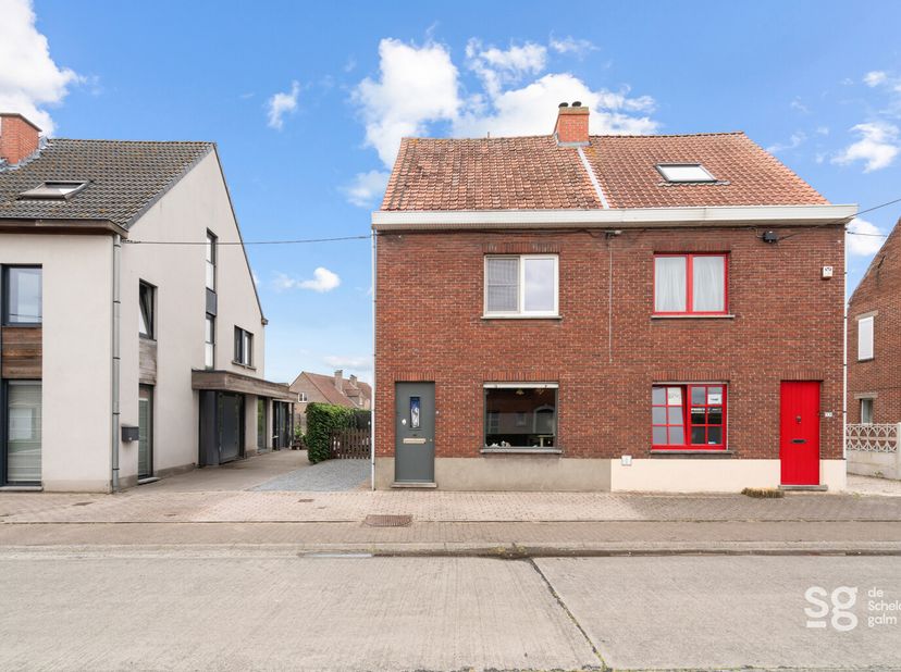 In het pittoreske dorp Zevergem, vinden we deze te renoveren woning terug.&lt;br /&gt;
Vlakbij de Schelde en op fietsafstand van Gent.