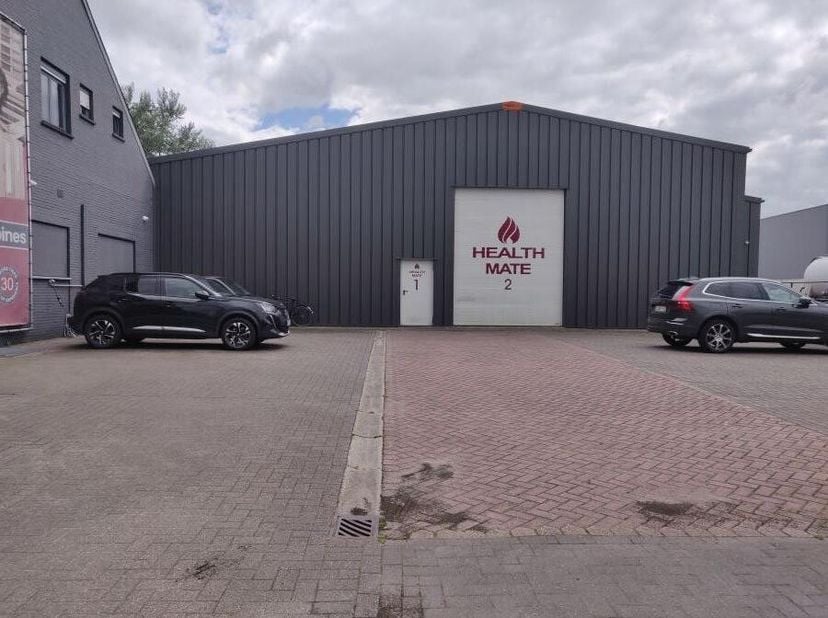 Dit magazijn met kantoorruimte is ideaal gelegen aan een invalsweg naar de ring rond Lier, met uitstekende bereikbaarheid. Het magazijn maakt deel uit