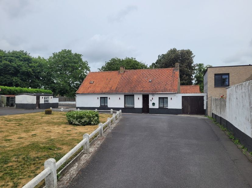In de Stedewegel in Werken vinden we dit stuk grond van ruim 1 100 vierkante meter. De woning ligt uiterst rustig gelegen. &lt;br /&gt;
Dit grote stuk grond