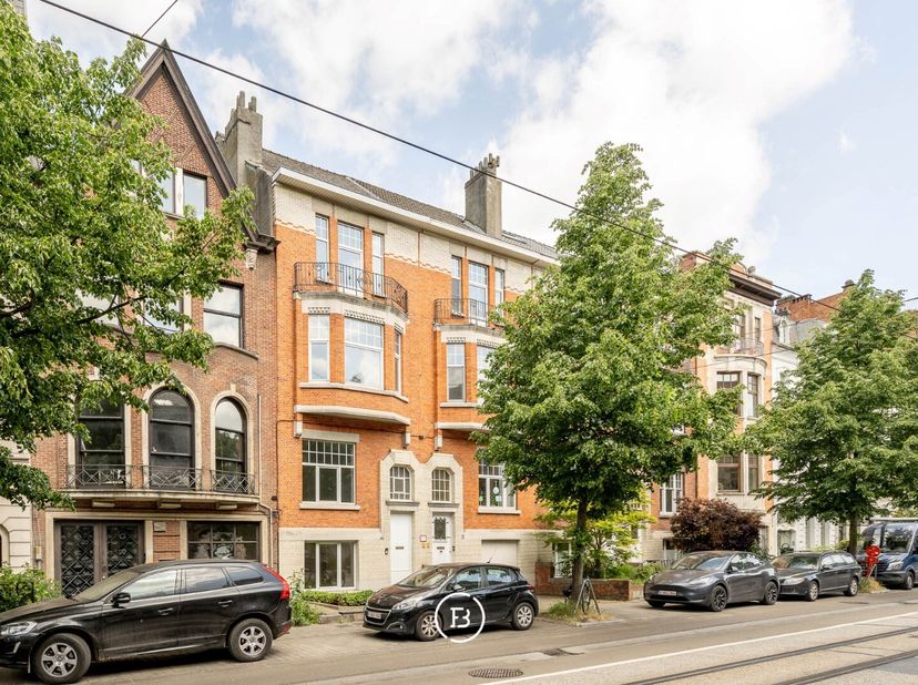 Derrière la rangée emblématique de façades de l&#039;avenue Princesse Clementine se cache cette propriété de rendement unique avec quatre unités résidentie