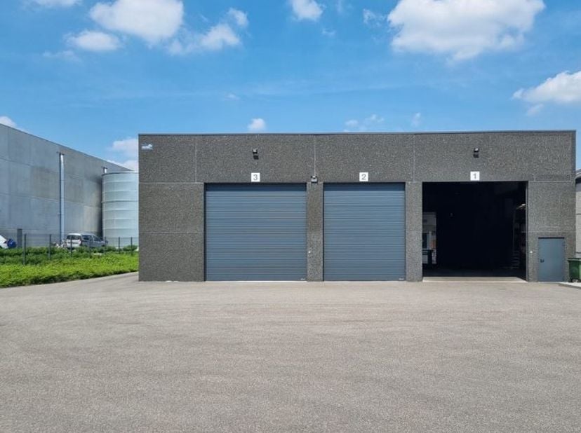 Entrepôt de 800m² à louer ! Le bâtiment comporte pas moins de 3 grandes portes sectionnelles (2 à l&#039;avant et 1 à l&#039;arrière) et a une hauteur libre de