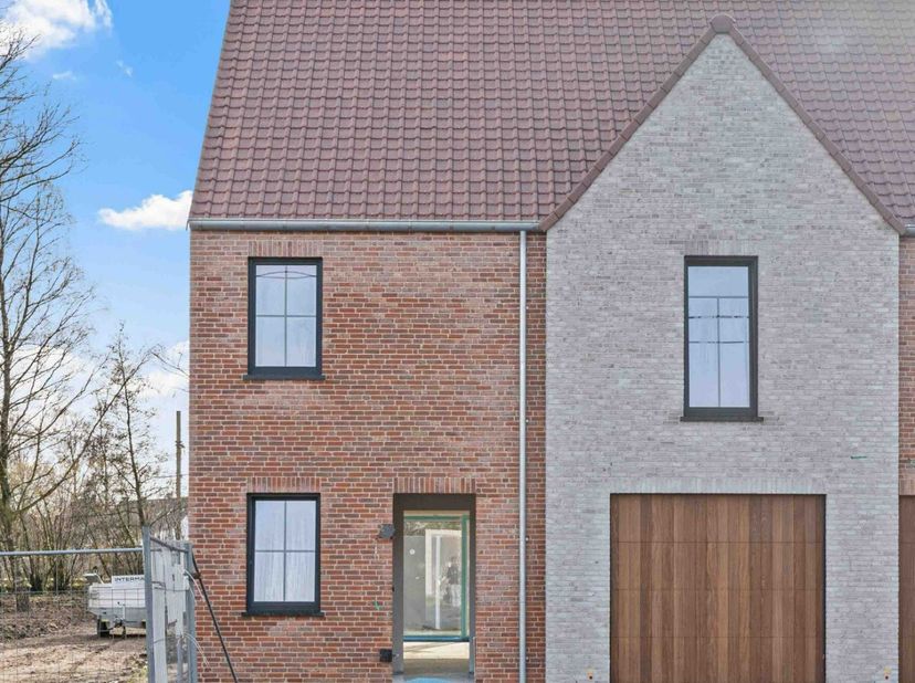Prachtige 4 slaapkamer nieuwbouwwoning aangeboden door ERA Domus. Gelegen in het charmante Vlamertinge, biedt deze woning Ruime Living: Geniet van de