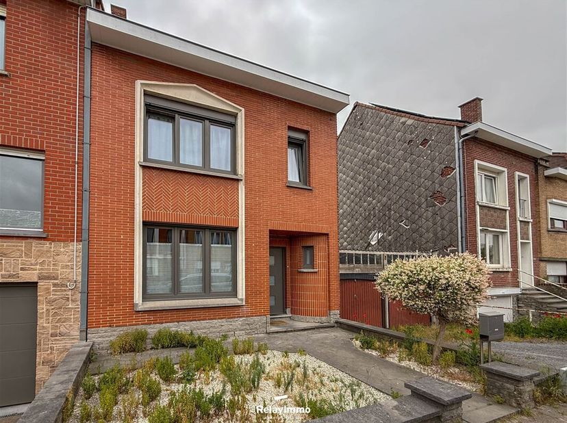 Maison 3 chambres avec 2 garages privatifs et grand jardin !&lt;br /&gt;
Composition :&lt;br /&gt;
Hall d&#039;entrée avec WC séparé, grand séjour comprenant le coin s
