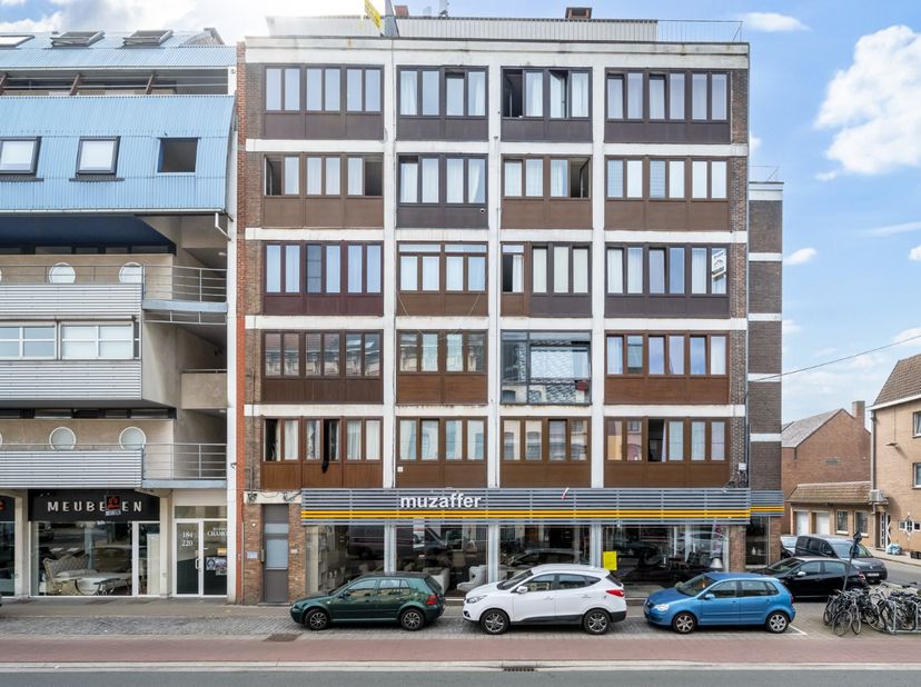 Kom een kijkje nemen in deze studio met tal van mogelijkheden! Gelegen nabij het centrum van Gent, op wandelafstand van de slager, bakker, supermarkt,
