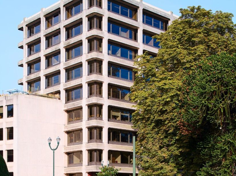 Gelegen aan deLouizalaan 523, een van de meest prestigieuze straten in Brussel, ondergaat dit kantoorgebouw momenteel een volledige renovatie om moder