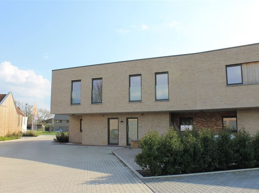 Modern en zeer licht appartement met 2 slaapkamers in het centrum van Ledegem.&lt;br /&gt;
Het appartement is gesitueerd in woonerf Acacia, een duurzaam woo