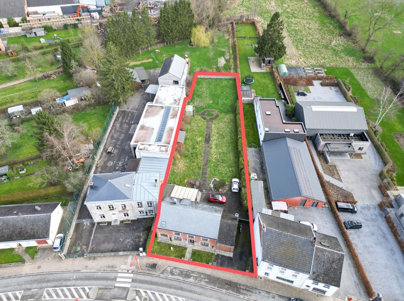 EasyHome vous invite à découvrir cette belle maison située dans le charmant village de Melreux.&lt;br /&gt;
Elle offre 240 m² habitables, dont une véranda l