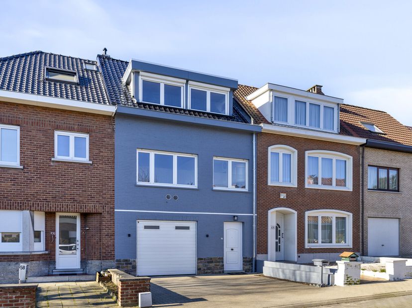 Ben je op zoek naar een net volledig gerenoveerde bel-étage? Zoek niet verder! Deze mooie woning, gelegen in een rustige residentiële wijk te Sint-Pie