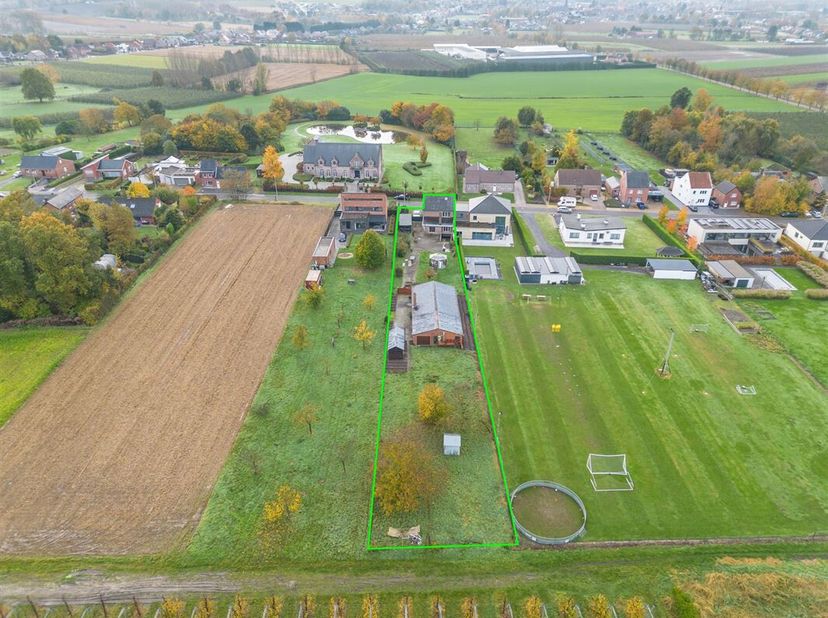 Deze ruime gezinswoning met veel potentieel kunnen we terugvinden in het gezellige Nieuwerkerken. Het pand is gelegen op een knap perceel van maar lie