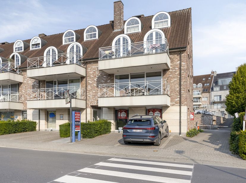 Goed gelegen gelijkvloerse kantoorruimte van 110m² !!  Mooie visibiliteit, grote raampartijen, voldoende parkeergelegenheid in de nabijheid. Momenteel