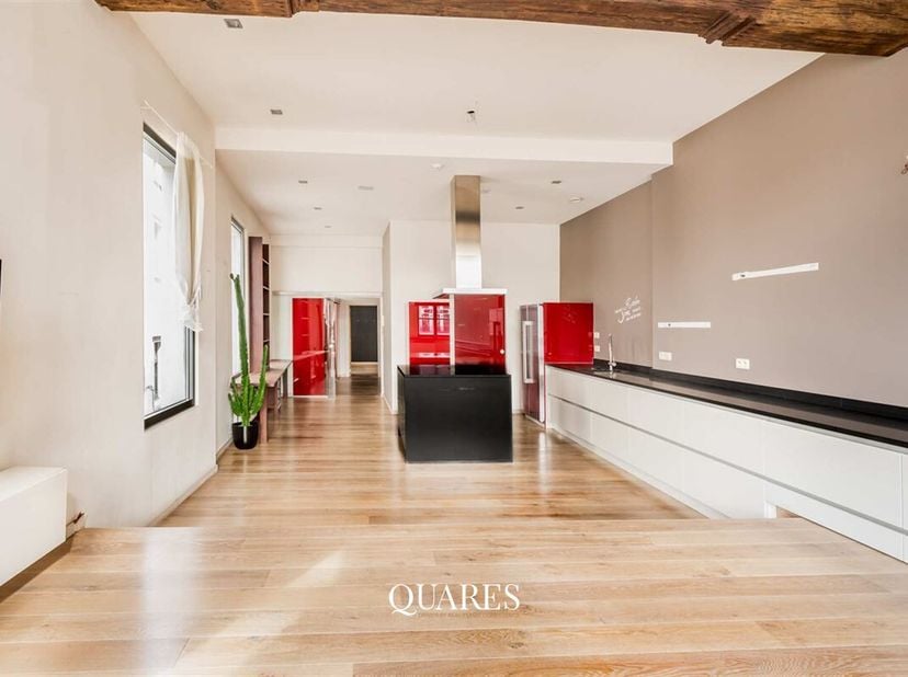 Dit unieke duplex appartement, toegankelijk via lift of trap, situeert zicht op de eerste en tweede verdieping van het pand &#039;Koning van Schotland&#039;. Do