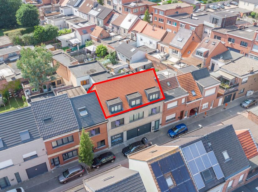 Instap-klaar dakappartement te Hemiksem.&lt;br /&gt;
Op zoek naar een lichtrijk dakappartement met alle comfort en een uitstekende ligging? Dan is dit insta